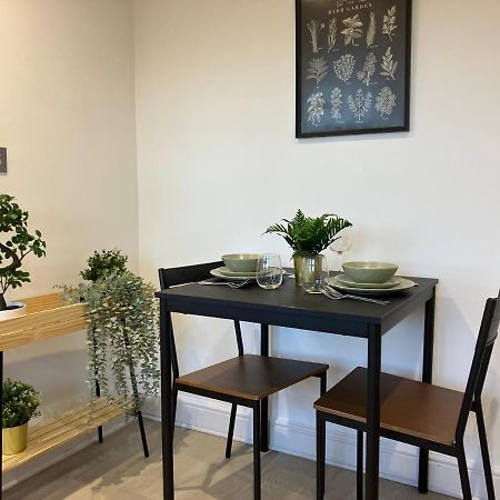 엡솜 Magnificent Refurbished 1 Bed Flat Few Steps To High St ! - 4 East House 아파트 외부 사진