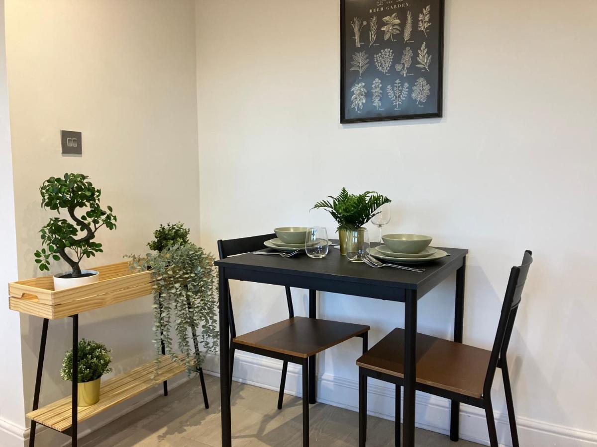 엡솜 Magnificent Refurbished 1 Bed Flat Few Steps To High St ! - 4 East House 아파트 외부 사진